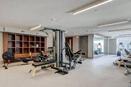 Guest Favorite Riverside Retreat- Walking Trails, Downtown Near Stampede! Free Banff Pass, Wine, Gym, Parking! YYC Exteriör bild